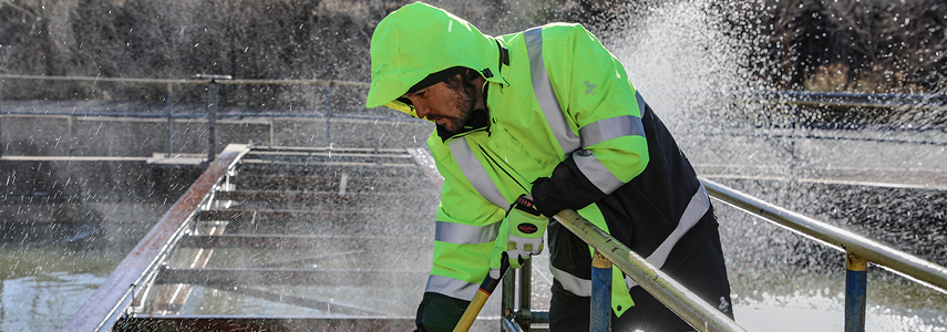 Rough weather rolls rights off your back with the wind-tight, water-repellent finishes on insulated work coats from RefrigiWear.